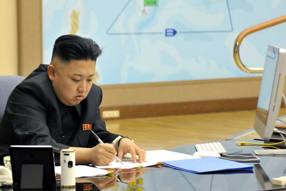 김정은 북한 국방위원회 제1위원장의 작전회의 사진에서 미국 애플사 ‘아이맥’ 컴퓨터가 눈에 띈다. 