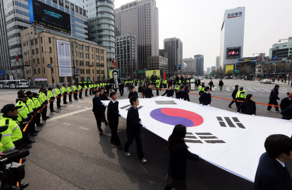 30일 오전 서울광장에서 열린 고(故) 장준하 선생 겨레장 발인제에서 운구행렬이 서울광장을 떠나 노제가 열리는 서대문형무소 역사관으로 향하고 있다.  연합뉴스