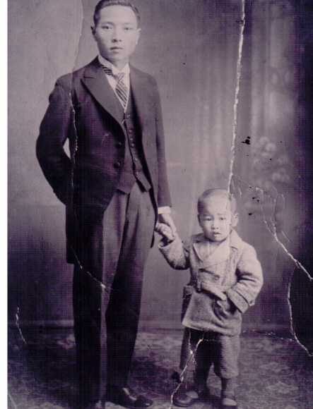 부친 김도학씨와 세살 때 찍은 사진.