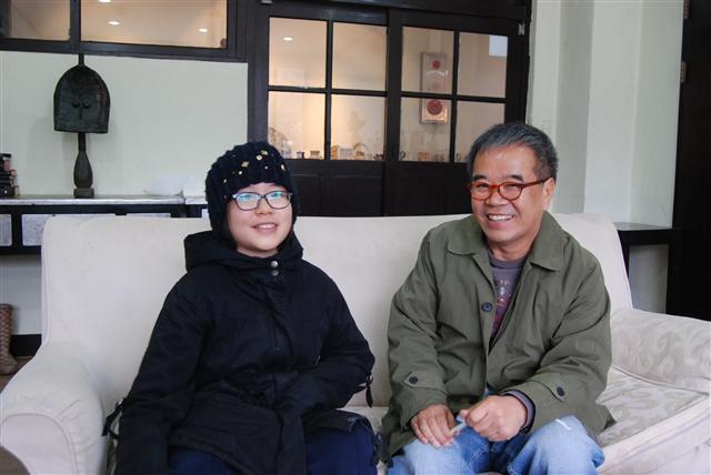 장유진(왼쪽)양과 김용택 시인이 지난 30일 경기 파주의 한 폐교에서 열린 출판기념 행사에서 만나 밝은 표정으로 이야기하고 있다. 