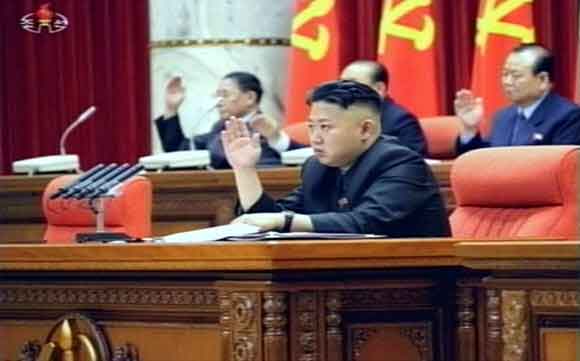 김정은 북한 국방위원회 제1위원장이 31일 노동당 중앙위원회 전원회의에서 거수로 투표를 하고 있다. 이날 회의에서 노동당은 경제건설과 핵무력 건설을 동시에 추구하는 새로운 전략적 노선을 채택했다.