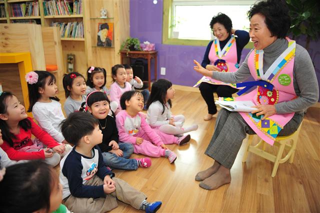 1일 송파구 가락2동 혜림유치원에서 ‘이야기 할머니’로 활동 중인 이막례(오른쪽·64·잠실동), 양조연(오른쪽 두번째·62·풍납동) 할머니가 어린이들에게 구연 동화를 들려주고 있다. 송파구 제공