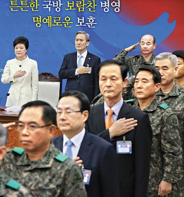 박근혜 대통령이 1일 서울 용산구 국방부 청사에서 열린 2013년 국방부·국가보훈처 업무보고에 앞서 김관진(뒷줄 가운데) 국방부 장관, 정승조(뒷줄 오른쪽) 합참의장 등과 함께 국민의례를 하고 있다. 이언탁 기자 utl@seoul.co.kr