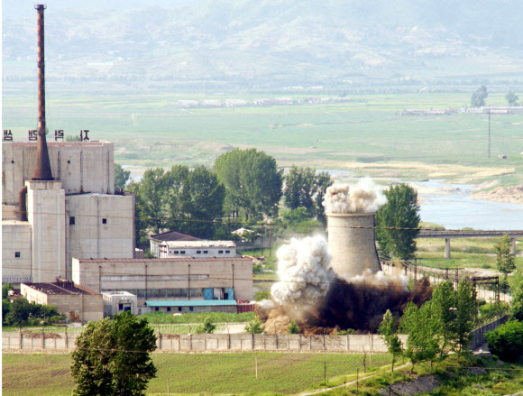 북한이 2008년 6월 27일 비핵화 의지를 과시하기 위해 평안북도 영변에 있는 핵시설 가운데 냉각탑을 폭파하는 모습. 북한은 기존 6자회담 합의에 따라 가동을 중지한 영변의 5㎿ 흑연감속로를 재가동한다고 2일 밝혔다. 