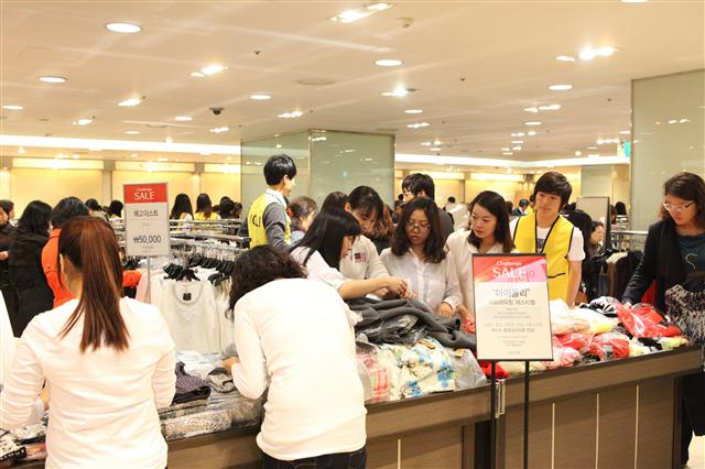 지난해 4월 봄 정기세일 첫날, 서울 중구 소공동 롯데백화점 본점 9층 행사장이 상품을 고르는 고객들로 붐비고 있다. 