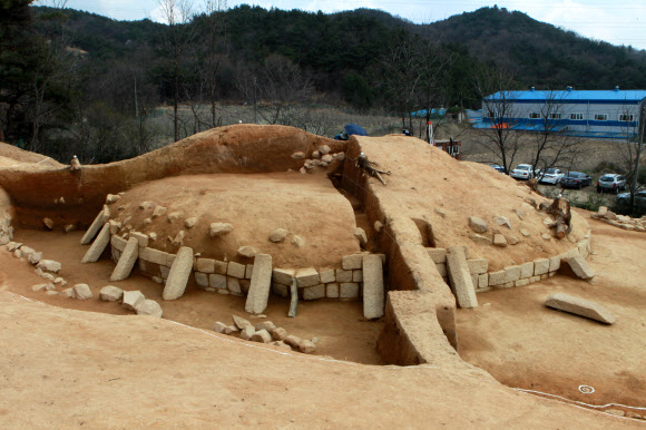 경주 천북동 신당리 야산에서 발견된 왕릉급 통일신라시대 고분. 호석을 두르고 받침돌을 세웠다. 연합뉴스