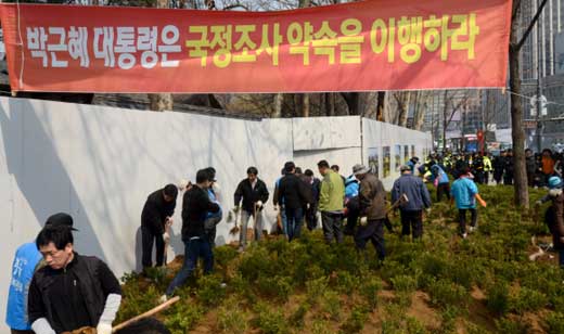 4일 오전 기습적인 철거가 이루어진 서울 덕수궁 대한문 앞 쌍용차 농성장에서 중구청 직원들이 철거된 분향소 자리에 화단을 만들고 있다. 박지환기자 popocar@seoul.co.kr