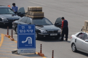 北군인들 철모 쓰고, 차엔 위장막… 그래도 평소처럼 농담 오갔다