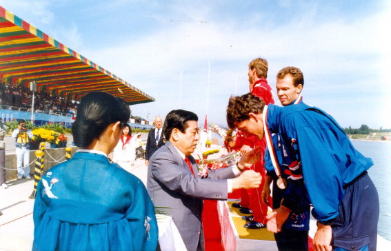 1988년 서울올림픽 카누 시상식에서 메달을 걸어주는 모습.