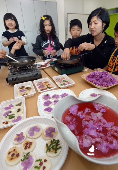 삼짇날(4월 12일)을 닷새 앞둔 7일 오전 서울 세종로 국립민속박물관에서 어린이들이 엄마와 함께 진달래 화전을 만들고 있다. 음력 3월 4일로 고려시대 9대 속절(俗節)이던 삼짇날은 들판에 나가 봄을 즐기며 진달래 화전을 부쳐 먹는 풍습이 있다.  정연호 기자 tpgod@seoul.co.kr