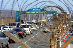 北 근로자 전원 철수… 개성공단 멈췄다