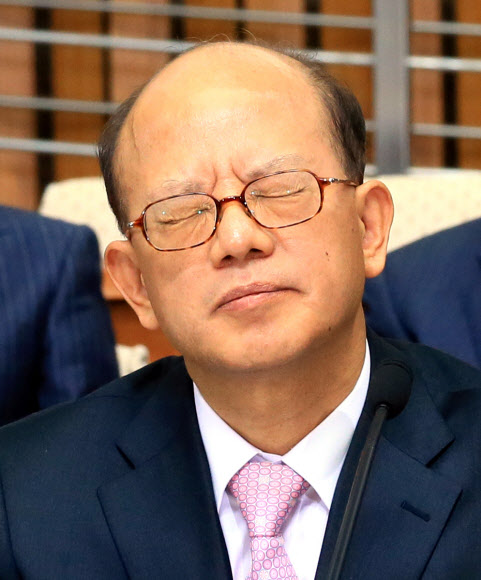 박한철 헌법재판소장 후보자가 9일 국회에서 열린 인사청문회에서 피곤한 듯 눈을 감고 의원들의 질문을 받고 있다. 연합뉴스