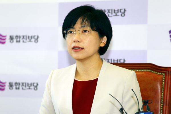 이정희 통합진보당 대표가 10일 국회 원내대표실에서 긴급 기자회견을 열고 대북 문제에 관한 입장을 밝히고 있다. 통합진보당 제공