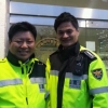 바람에 흩날린 돈 120장, 車 막고 찾아준 교통경찰