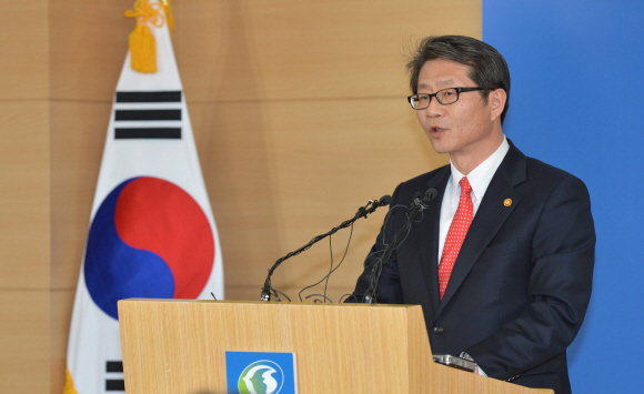 류길재 통일부 장관이 11일 서울 종로구 세종로 정부서울청사에서 북한의 긴장감 조성 중단을 촉구하는 내용의 성명을 발표하고 있다. 손형준 기자 boltagoo@seoul.co.kr