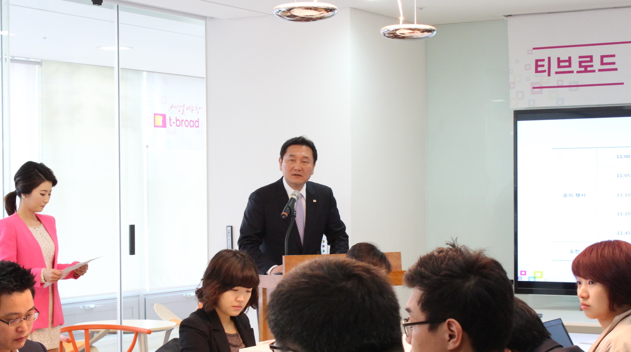 이상윤 티브로드 대표가 11일 서울 광화문 본사에서 열린 기자간담회에서 티브로드의 스마트케이블 서비스 로드맵에 대해 설명하고 있다. 티브로드 제공