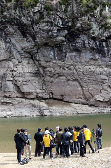 반구대 암각화(국보 제285호) 보존 방법을 둘러싸고 문화재청과 울산시가 10년째 줄다리기를 하고 있는 가운데 11일 문화재청이 울산 울주군 대곡리 반구대암각화 앞에서 문화재 담당 기자들에게 훼손 상태 등을 설명하고 있다.  문화재청 제공