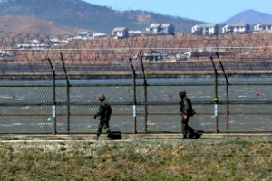 北 “南, 교활한 술책”… 靑 “대화 거부 유감”