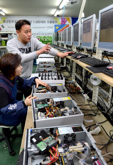 중고 컴퓨터 재생산업체인 한국컴퓨터재생센터 직원들이 재조립을 마친 중고컴퓨터들을 검수하고 있다.