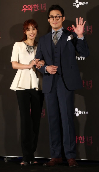 15일 오후 상암동 CJ E&M에서 열린 tvN 드라마 ‘우와한 녀’ 제작보고회에서 배우 오현경(왼쪽)과 박성웅이 포즈를 취하고 있다. <br>연합뉴스