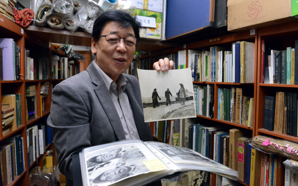 김영준 시간여행 대표가 15일 6·25전쟁 당시의 사진들에 대해 설명하고 있다.   이종원 선임기자 jongwon@seoul.co.kr