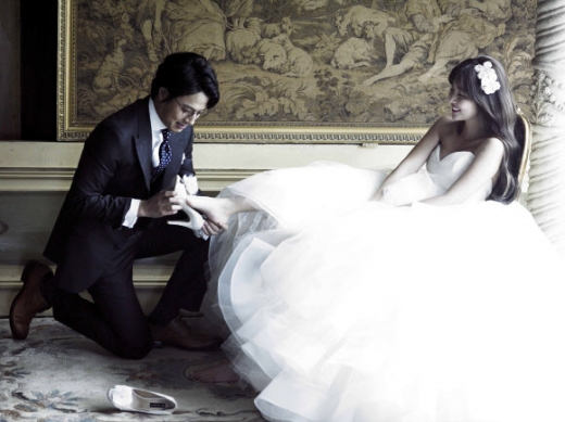 오는 21일 화촉을 밝히는 ‘4월의 신부’ 박솔미와 한재석이 17일 웨딩사진을 공개했다. <br>스타우스엔터테인먼트 제공