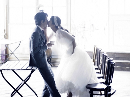 오는 21일 화촉을 밝히는 ‘4월의 신부’ 박솔미와 한재석이 17일 웨딩사진을 공개했다. <br>스타우스엔터테인먼트 제공