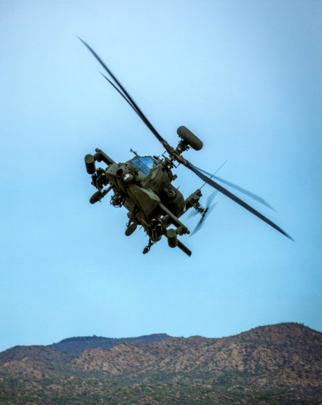 위사업청은 17일 김관진 국방장관 주재로 제66회 방위사업추진위원회를 개최해 육군의 대형공격헬기 기종으로 미국 보잉사의 AH-64E를 선정했다. 사진은 AH-64E와 유사한 AH-64D 기종이다.   방위사업청 제공