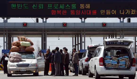 북한이 개성공단 통행을 제한한 지 보름째인 17일 경의선 남북출입사무소에서 개성공단 기업 대표단이 개성공단에서 나온 직원을 반갑게 맞이하고 있다. 하지만 개성공단에 머물고 있는 직원에게 전달할 식료품과 의약품들을 실은 승용차(오른쪽)는 이날도 개성공단으로 들어가지 못했다. 도준석 기자 pado@seoul.co.kr