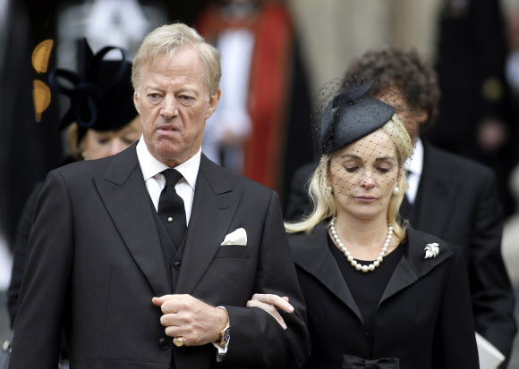 대처 총리의 아들 마크 대처(왼쪽) 경이 부인 사라와 함께 장례식을 마친 뒤 세인트폴 성당을 떠나고 있다. 마크는 다카르랠리에 참가하거나 아프리카의 쿠데타에 연루돼 재판을 받는 등 대처의 속을 새카맣게 태운 것으로 유명하다. 런던 AP 연합뉴스