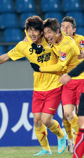 성남 김동섭(왼쪽)이 17일 탄천종합경기장에서 열린 프로축구 FC서울과의 홈 경기 전반 선제골을 넣은 뒤 기뻐하는 동료들과 얼싸안고 벤치로 향하고 있다. 연합뉴스