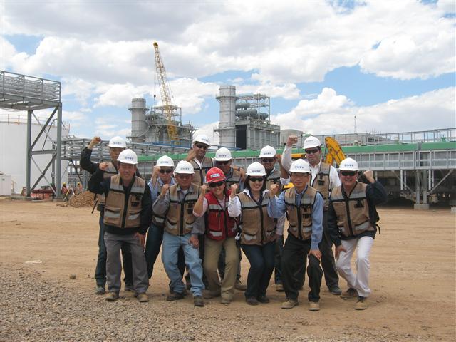 공사가 한창인 멕시코 노르테2 발전소 건설 현장에서 한전 컨소시엄 직원들이 발전소를 배경으로 기념 사진을 찍고 있다. 이 발전소는 다음 달부터 상업운전에 돌입한다. 한국전력 제공 
