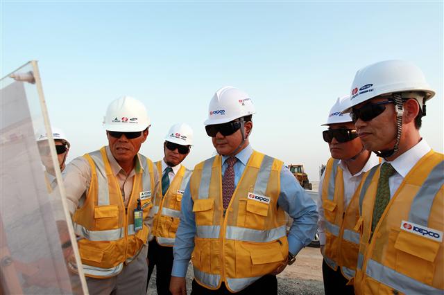 안승규(가운데) 한국전력기술 사장이 아랍에미리트연합(UAE) 원전 건설 현장에서 공사 관계자로부터 브리핑을 듣고 있다. 한국전력기술 제공 