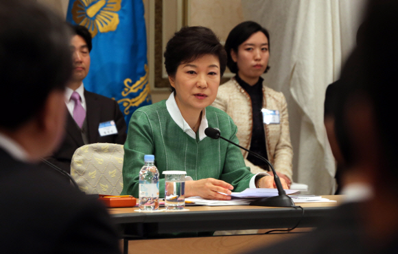 박근혜 대통령이 18일 청와대에서 미래창조과학부, 방송통신위원회, 원자력안전위원회의 올해 업무 계획을 보고받으며 창조 경제의 중요성에 대해 언급하고 있다. 