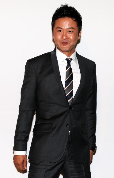 배우 공형진이 21일 오후 서울 광진구 광장동 쉐라톤 그랜드 워커힐호텔에서 열린 배우 한재석과 박솔미 커플의 결혼식에 참석해 포즈를 취하고 있다.<br>연합뉴스