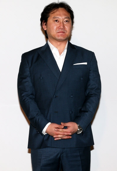 배우 정만식이 21일 오후 서울 광진구 광장동 쉐라톤 그랜드 워커힐호텔에서 열린 배우 한재석과 박솔미 커플의 결혼식에 참석해 포즈를 취하고 있다.<br>연합뉴스