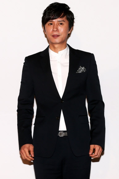 배우 김민종이 21일 오후 서울 광진구 광장동 쉐라톤 그랜드 워커힐호텔에서 열린 배우 한재석과 박솔미 커플의 결혼식에 참석해 포즈를 취하고 있다.<br>연합뉴스