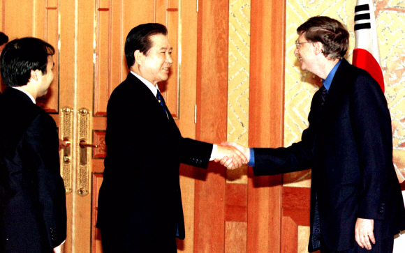 빌 게이츠 마이크로소프트 공동창업자이자 원자력 벤처회사 테라파워 회장이 1998년 6월 청와대에서 왼손을 호주머니 밖으로 뺀 채 고(故) 김대중 전 대통령과 악수를 하고 있다.  
