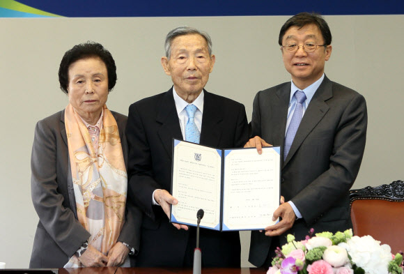 조천식(가운데) 전 한국정보통신 대표와 아내 윤창기씨 부부. 오른쪽은 오연천 서울대 총장.