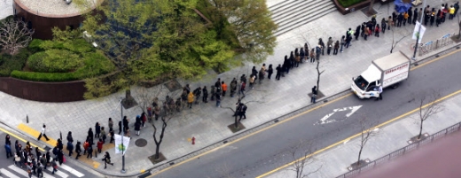 조용필의 19집 ‘헬로’(Hello)의 발매가 시작된 23일 오전 서울 종로구 영풍문고 앞에서 팬들이 음반을 사기 위해 길게 줄을 서 입장을 기다리고 있다.<br>연합뉴스