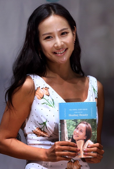 배우 조여정이 23일 오후 서울 광화문 KT 올레스퀘어에서 열린 뷰티 에세이 ‘조여정‘s 힐링 뷰티’ 출간 기념회에 참석해 포토타임을 갖고 있다.<br>연합뉴스