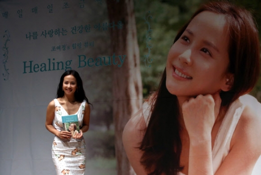 배우 조여정이 23일 오후 서울 광화문 KT 올레스퀘어에서 열린 뷰티 에세이 ‘조여정‘s 힐링 뷰티’ 출간 기념회에 참석해 포토타임을 갖고 있다.<br>연합뉴스