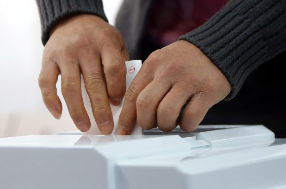 4.24 재보궐선거가 치뤄진 24일 오전 서울 노원구 상계5동 제4투표소에서 한 유권자가 투표하고 있다. 연합뉴스