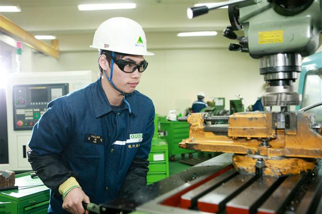 24일 울산 동구 현대중공업 직무훈련장에서 고졸사원인 김대영군이 자신감 넘치는 표정으로 공작기계를 다루고 있다. 그는 다음 달 실무에 투입된다.  현대중공업 제공
