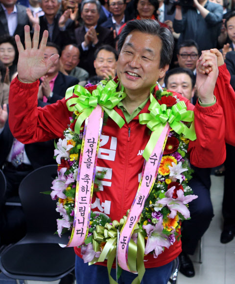 부산 영도 재선거에서 당선된 새누리당 김무성 후보가 24일 밤 선거캠프에서 환하게 웃으며 지지자들에게 인사하고 있다.  부산 연합뉴스
