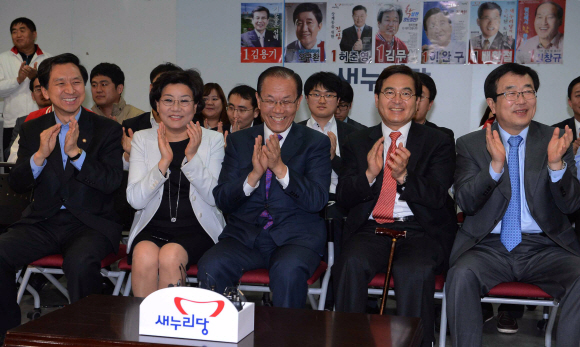 새누리 지도부 환호  새누리당 황우여 대표를 비롯한 당 지도부가 24일 저녁 서울 여의도당사에서 4·24 재·보선 개표방송을 시청하면서 김무성·이완구 후보의 당선이 확정되자 웃으며 손뼉을 치고 있다. 왼쪽부터 김기현 원내수석부대표, 이혜훈 최고위원, 황 대표, 심재철 최고위원, 서병수 사무총장. 이언탁 기자 utl@seoul.co.kr