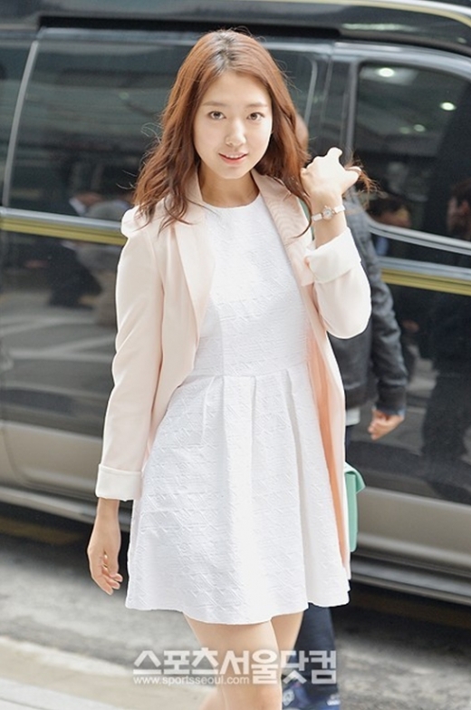 배우 박신혜가 25일 오후 서울 강남구 역삼동 D&Y 빌딩에서 열린 ‘에이드레스 2013 F/W 컬렉션’에 참석하고 있다.