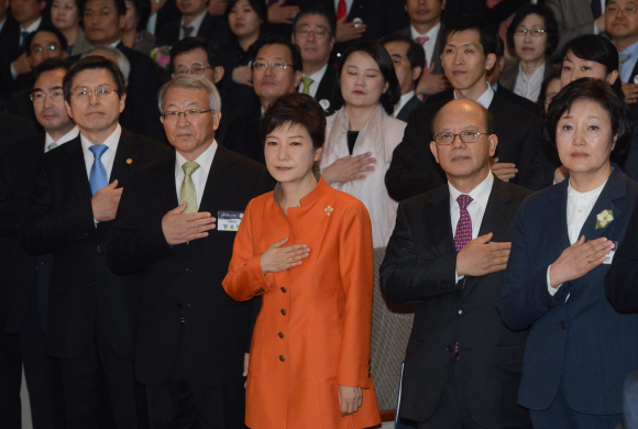 박근혜 대통령이 25일 오전 서울 서초동 대법원에서 열린 제50회 법의 날 기념식에서 국기에 대한 경례를 하고 있다. 청와대사진기자단
