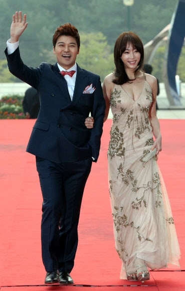 ‘독립·예술영화의 축제’인 제14회 전주국제영화제(JIFF)가 25일 오후 전북 전주시 한국소리문화의전당에서 개막한 가운데 개막식 사회를 맡은 방송인 전현무와 배우 강예빈이 레드카펫을 밟으며 포즈를 취하고 있다. <br>연합뉴스