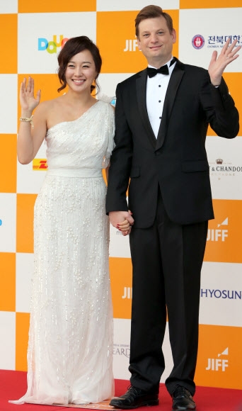 ‘독립·예술영화의 축제’인 제14회 전주국제영화제(JIFF)가 25일 오후 전북 전주시 한국소리문화의전당에서 개막한 가운데 배우 임성민 부부가 포즈를 취하고 있다.<br>연합뉴스